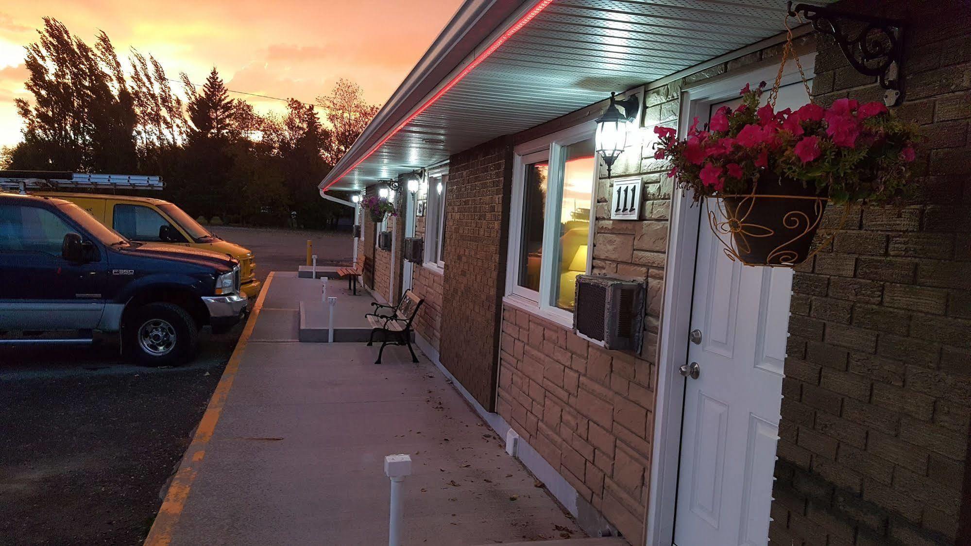 Westway Inn Motel Neepawa Extérieur photo